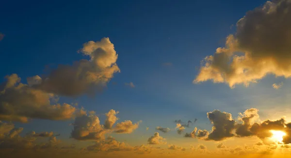 Günbatımı renkli dramatik gökyüzü bulutlar — Stok fotoğraf