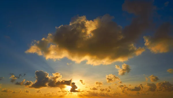 Solnedgången färgglada dramatiska himlen molnen — Stockfoto