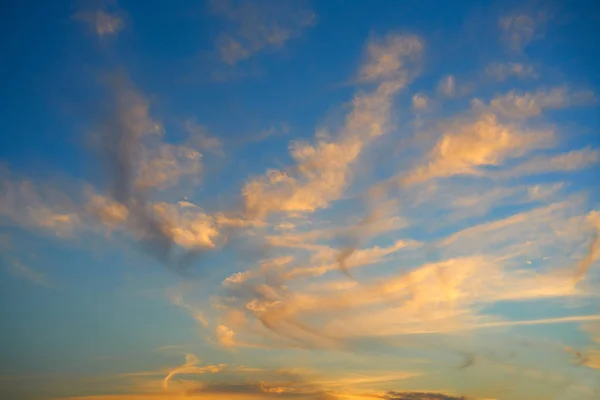 Закат красочных облаков — стоковое фото