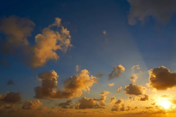 Tramonto colorato cielo drammatico nuvole — Foto Stock