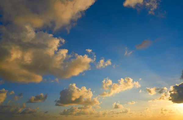 Tramonto colorato cielo drammatico nuvole — Foto Stock