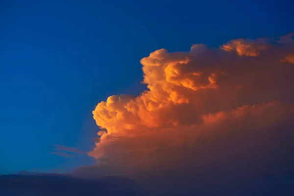 Pomarańczowy Zachód słońca niebo chmury na niebiesko — Zdjęcie stockowe