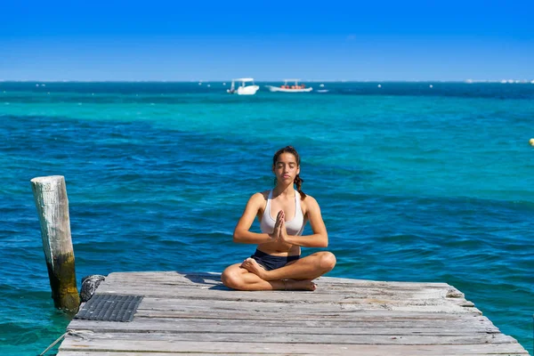 Latinsk kvinna yoga avkopplande i Karibien — Stockfoto