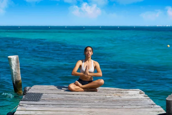 Latinsk kvinna yoga avkopplande i Karibien — Stockfoto