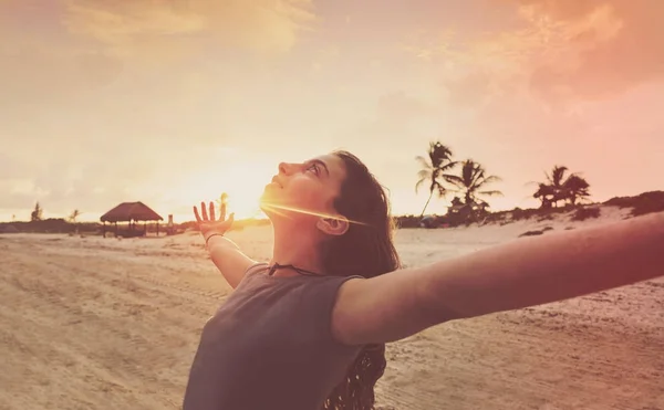 Open arms girl at sunset caribbean beach — Stock Photo, Image