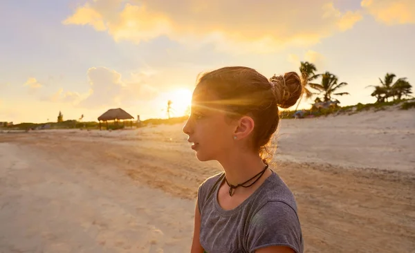 Flicka på sunset caribbean beach i Mexiko — Stockfoto