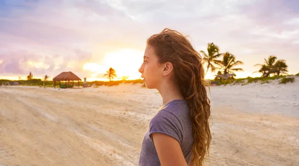 Дівчина в Карибського басейну Пляж заходу сонця в Мексиці — стокове фото