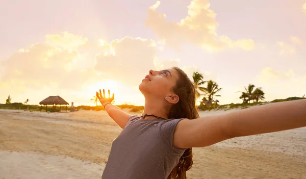 Chica de brazos abiertos en la playa caribeña puesta de sol —  Fotos de Stock