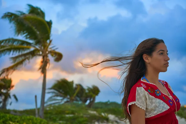 Mexicano menina vestido de bordado ao pôr do sol — Fotografia de Stock