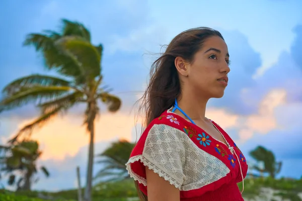 Mexicano menina vestido de bordado ao pôr do sol — Fotografia de Stock