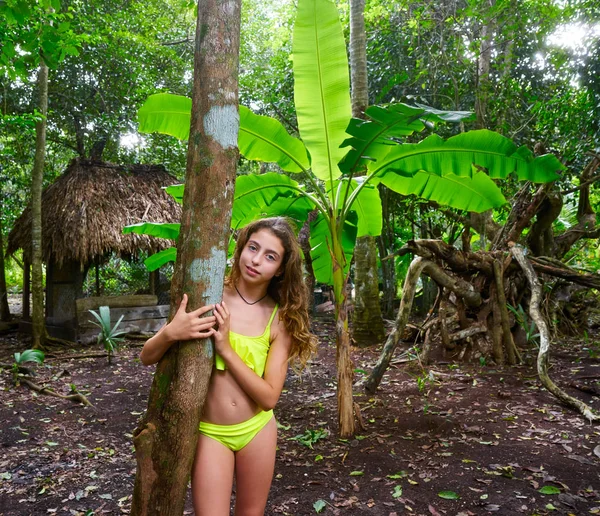 白人の女の子は熱帯雨林のジャングルで遊んで — ストック写真