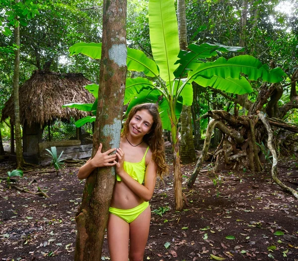 Καυκάσιος κορίτσι παίζει στο τροπικό δάσος ζούγκλα — Φωτογραφία Αρχείου