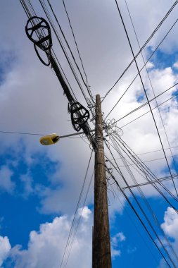 Dağınık elektrikli hava teller ve Kutup Meksika