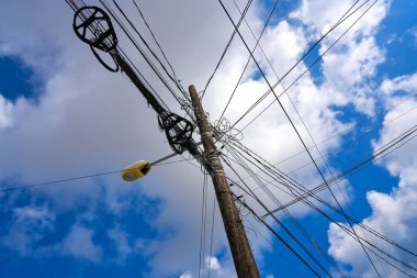 Dağınık elektrikli hava teller ve Kutup Meksika