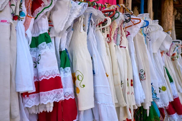 Meksika Maya işlemeli elbiseler