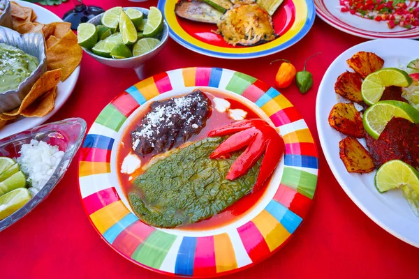 Mexikanische Rezepte mischen sich mit mexikanischen Saucen — Stockfoto