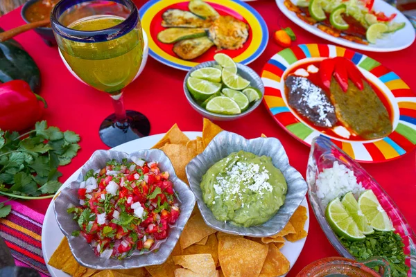 Recettes mexicaines se mélangent avec des sauces mexicaines — Photo