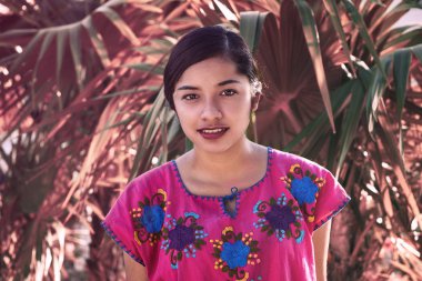 Meksikalı latin kadın Maya elbise ile