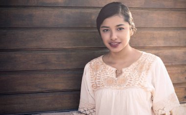 Meksikalı latin kadın etnik elbise ile