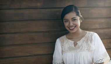 Meksikalı latin kadın etnik elbise ile