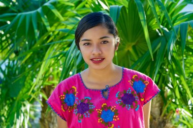 Meksikalı latin kadın Maya elbise ile