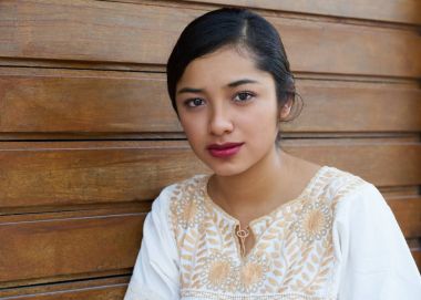 Meksikalı latin kadın etnik elbise ile