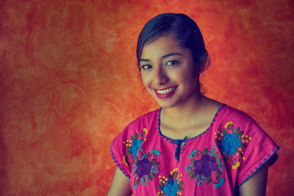 Mulher mexicana com vestido maia latim — Fotografia de Stock