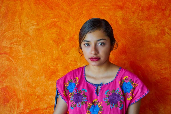 Μεξικάνικη γυναίκα με Μάγια φόρεμα latin — Φωτογραφία Αρχείου