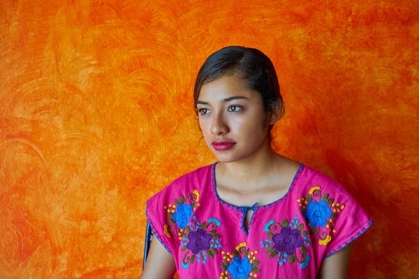 Maya ile Meksikalı kadın elbise latin — Stok fotoğraf