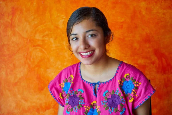Mexikanerin mit Maya-Kleid lateinisch — Stockfoto
