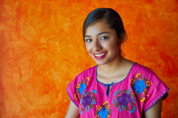 Mulher mexicana com vestido maia latim — Fotografia de Stock