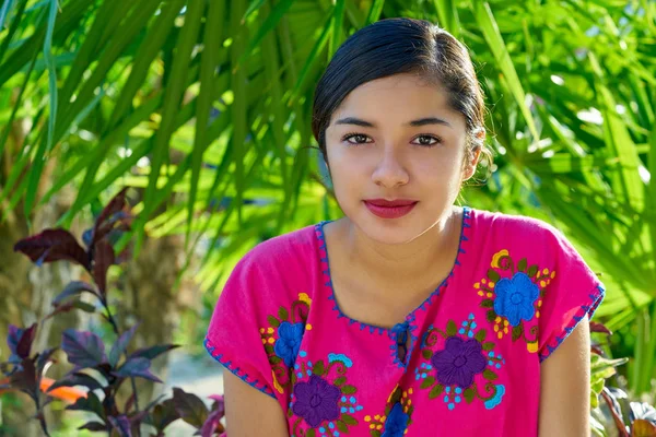 Meksikalı latin kadın Maya elbise ile