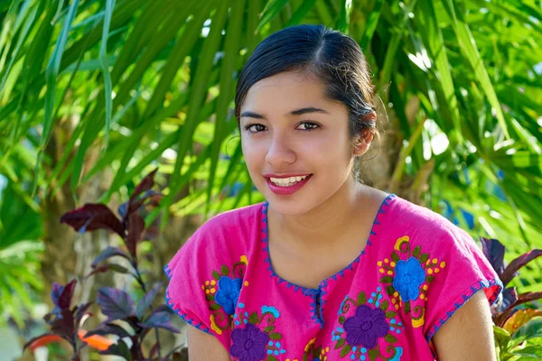 Mexicaanse Latijns-vrouw met Maya jurk — Stockfoto