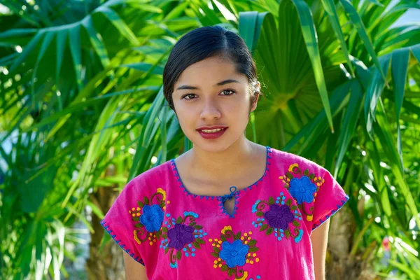 Мексиканская латиноамериканка в майянском платье — стоковое фото