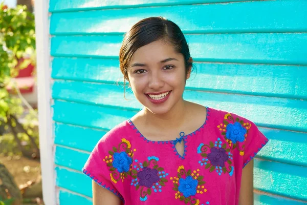 Mujer latina mexicana con vestido maya —  Fotos de Stock