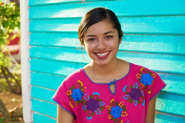 Mexikanische Lateinerin mit Maya-Kleid — Stockfoto