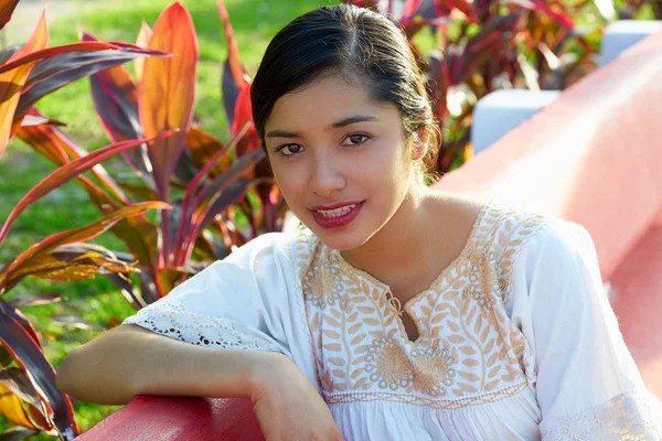 Meksikalı latin kadın etnik elbise ile