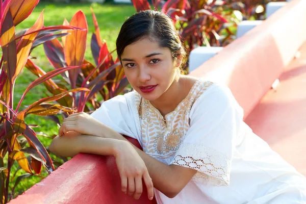 Мексиканская латиноамериканка в этнической одежде — стоковое фото