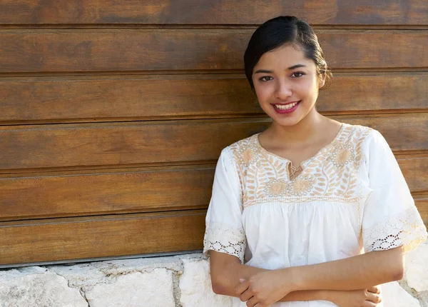 Meksikalı latin kadın etnik elbise ile