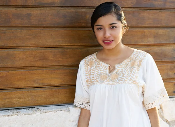 Meksikalı latin kadın etnik elbise ile