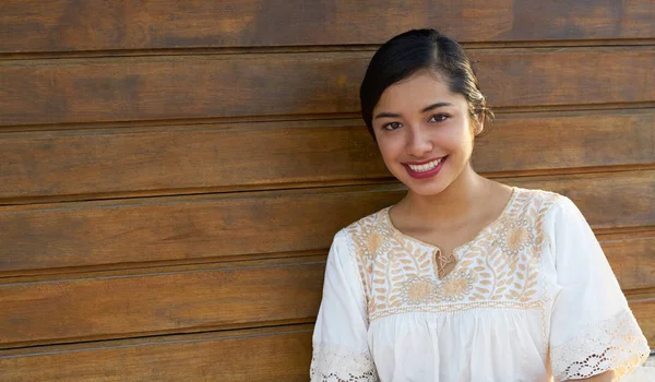 Meksikalı latin kadın etnik elbise ile