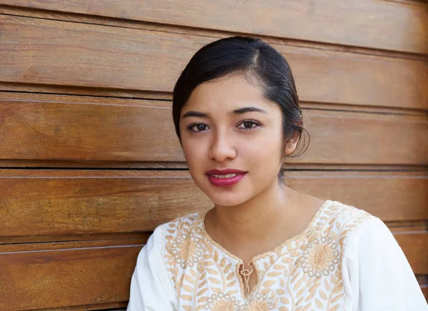 Meksikalı latin kadın etnik elbise ile