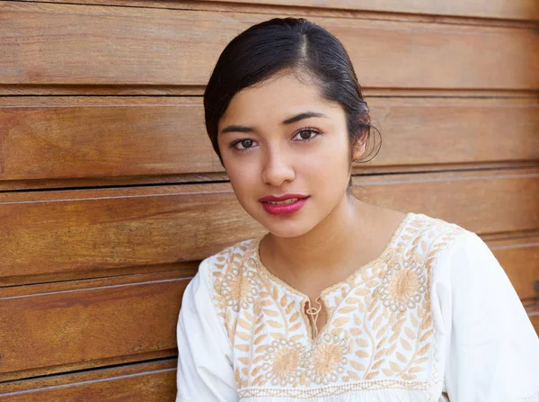 Meksikalı latin kadın etnik elbise ile