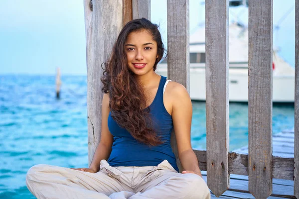 Mulher latina mexicana no mar do Caribe — Fotografia de Stock