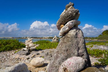 Akumal defne Cairn taş yığılmış Riviera Maya