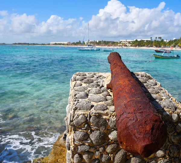 Akumal beach rusted canon in Riviera Maya — Stock Photo, Image
