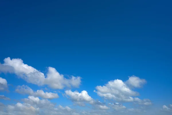 Blauwe zomer hemel witte cumulus wolken — Stockfoto