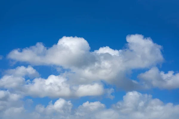 Cielo azul de verano nubes cúmulos blancas —  Fotos de Stock