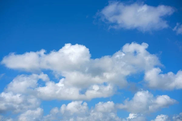 Modrá letní obloha bílá kupovité mraky — Stock fotografie