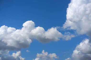 Mavi yaz gökyüzü beyaz cumulus bulutları